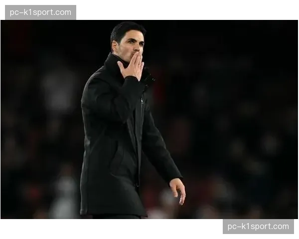 镜头语言：阿森纳主帅阿尔特塔在场边不断以手势指挥球队前压的幅度与时机